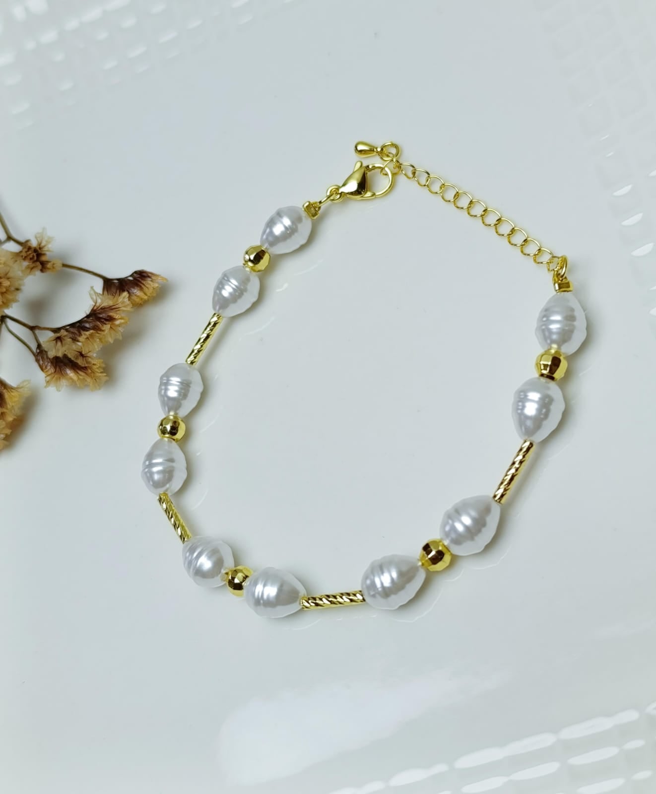 PULSERA CON PERLAS Y DETALLES DORADOS EN ACERO QUIRURGICO