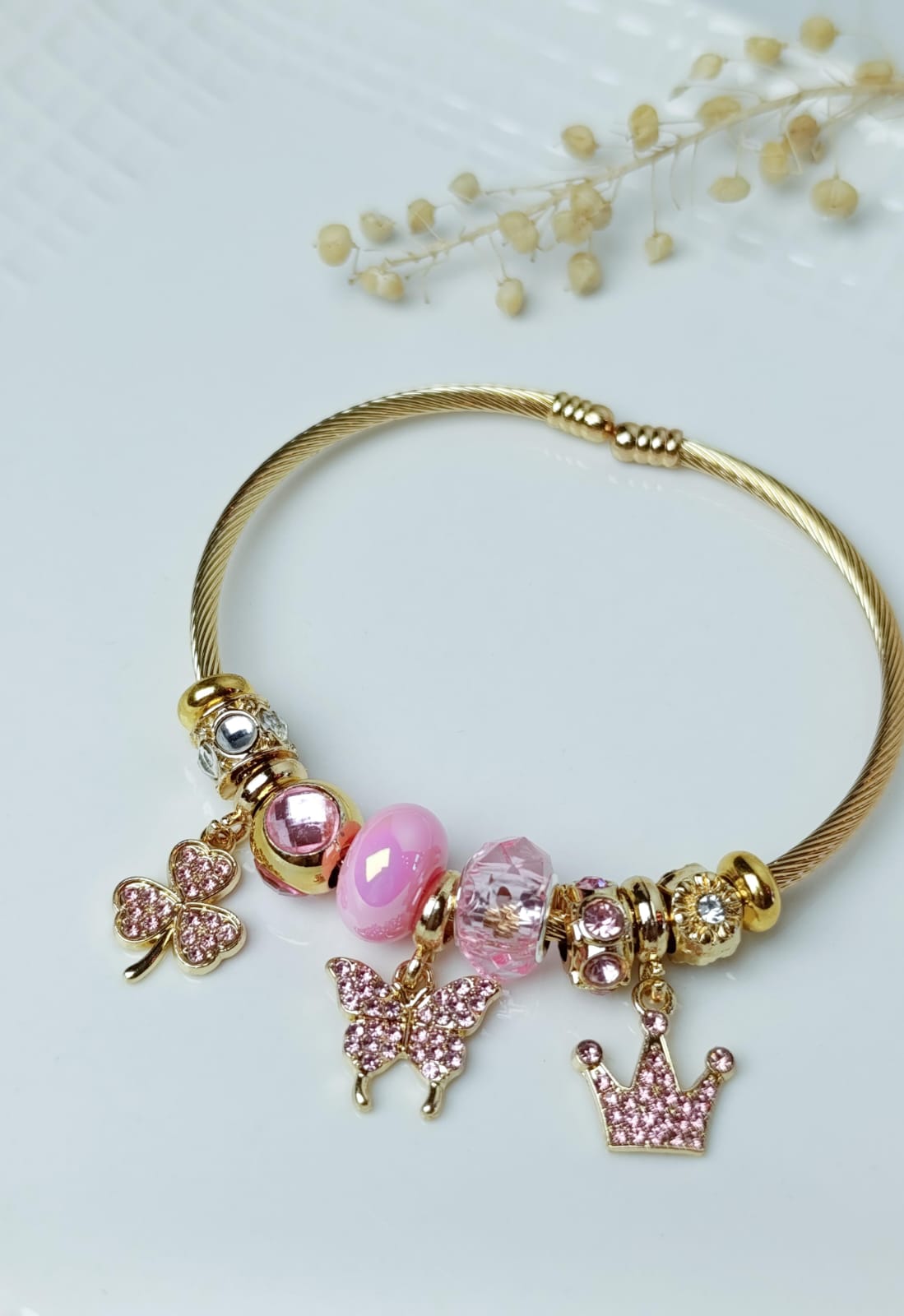 PULSERA DORADA CON DIJES ROSADOS