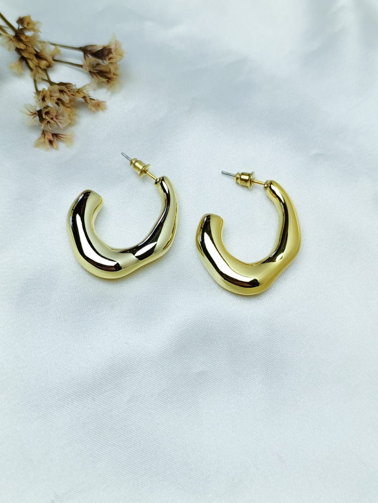 ARO DORADO CON DISEÑO CURVO