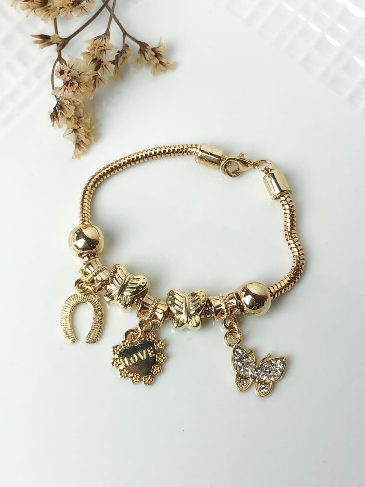 PULSERA CON CHARMS COLGANTES