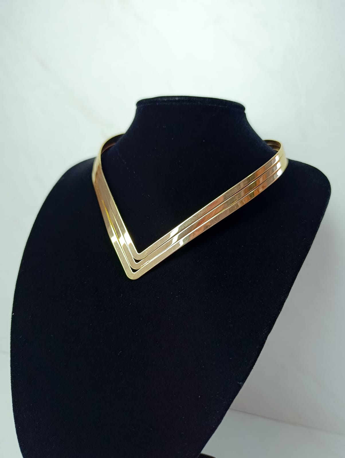COLLAR DORADO EN V EN ACERO QUIRURGICO