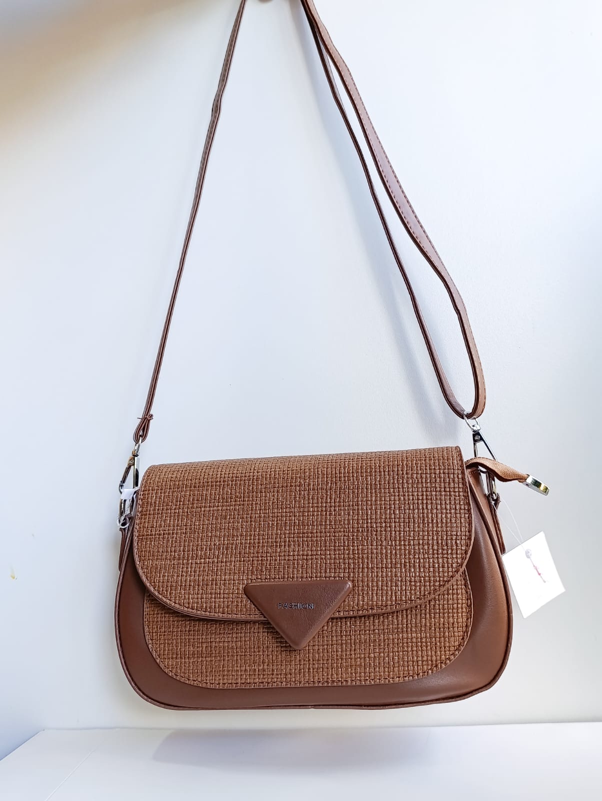 Bandolera Marrón Tejida con Doble Cierre – Cuero Premium