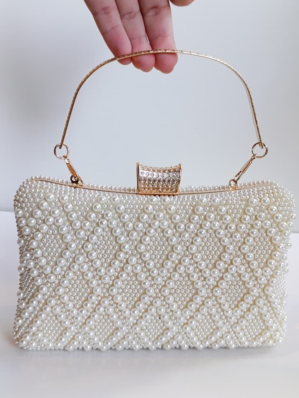 Clutch blanco con perlas y cadena desmontable