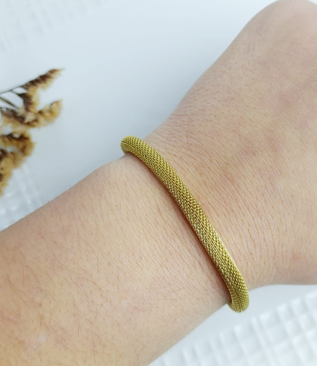 PULSERA DORADA TIPO MALLA EN ACERO QUIRURGICO