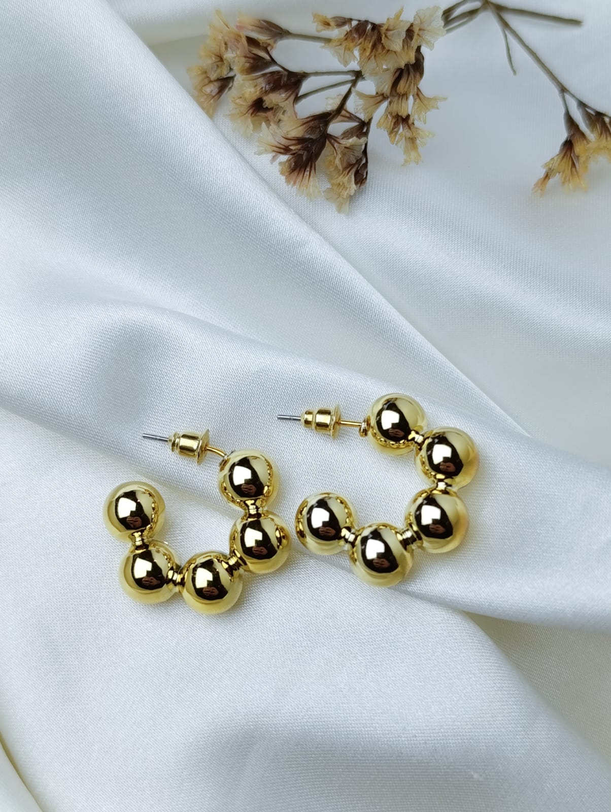 ARO DORADO ENCHAPADO CON PASANTE DE ACERO QUIRÚRGICO