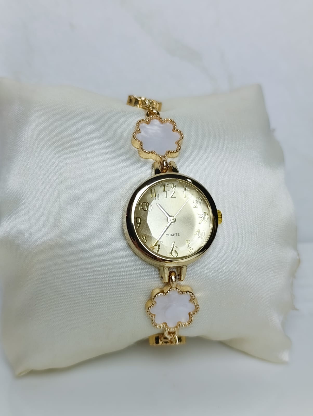 RELOJ DORADO CON DETALLES DE FLOR NACARADA