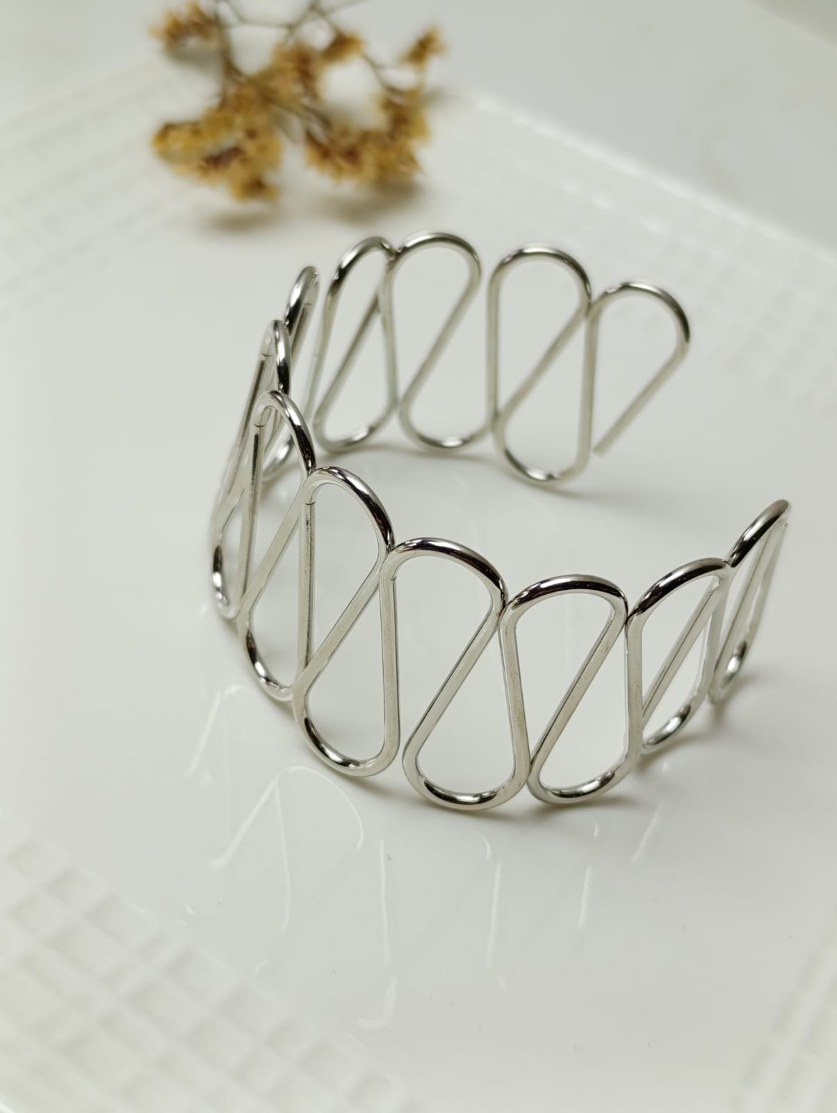 BRAZALETE CON DISEÑO ABIERTO