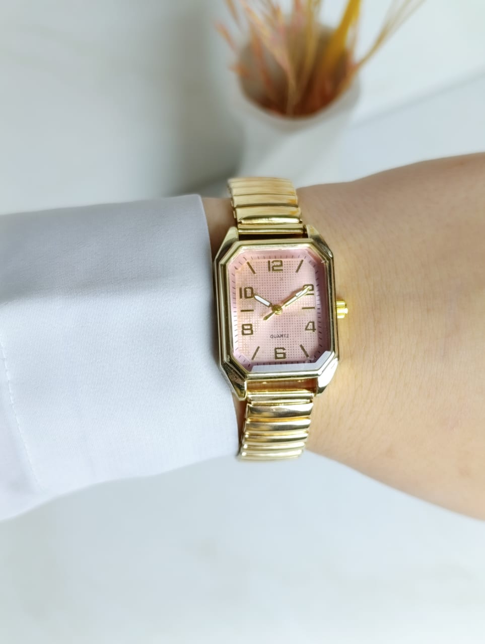 RELOJ DORADO CON PANTALLA ROSA EN ACERO