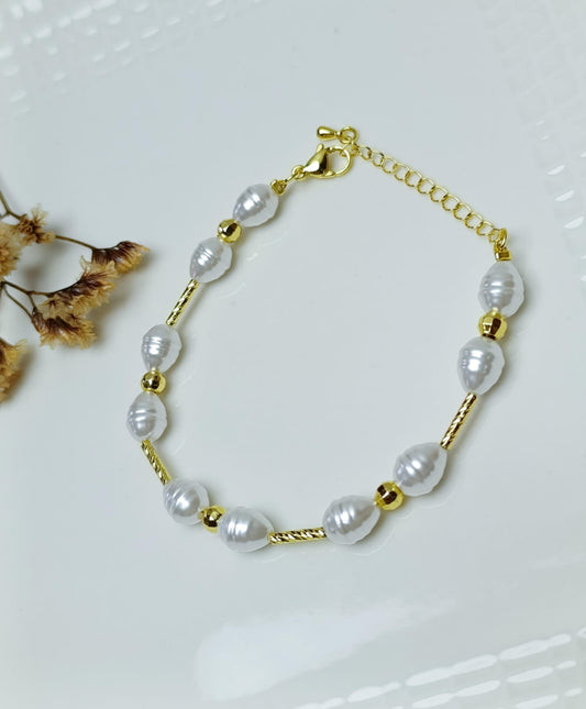 PULSERA CON PERLAS Y DETALLES DORADOS EN ACERO QUIRURGICO