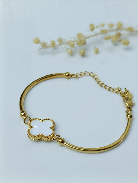 PULSERA DORADA CON TREBOL BLANCO – ACERO QUIRURGICO