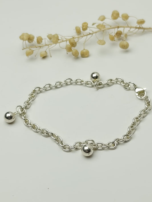 PULSERA PLATEADA CON DIJE DE BOLITAS