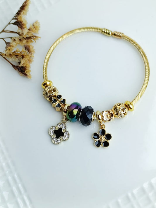 PULSERA DORADA CON CHARMS EN ACERO QUIRURGICO
