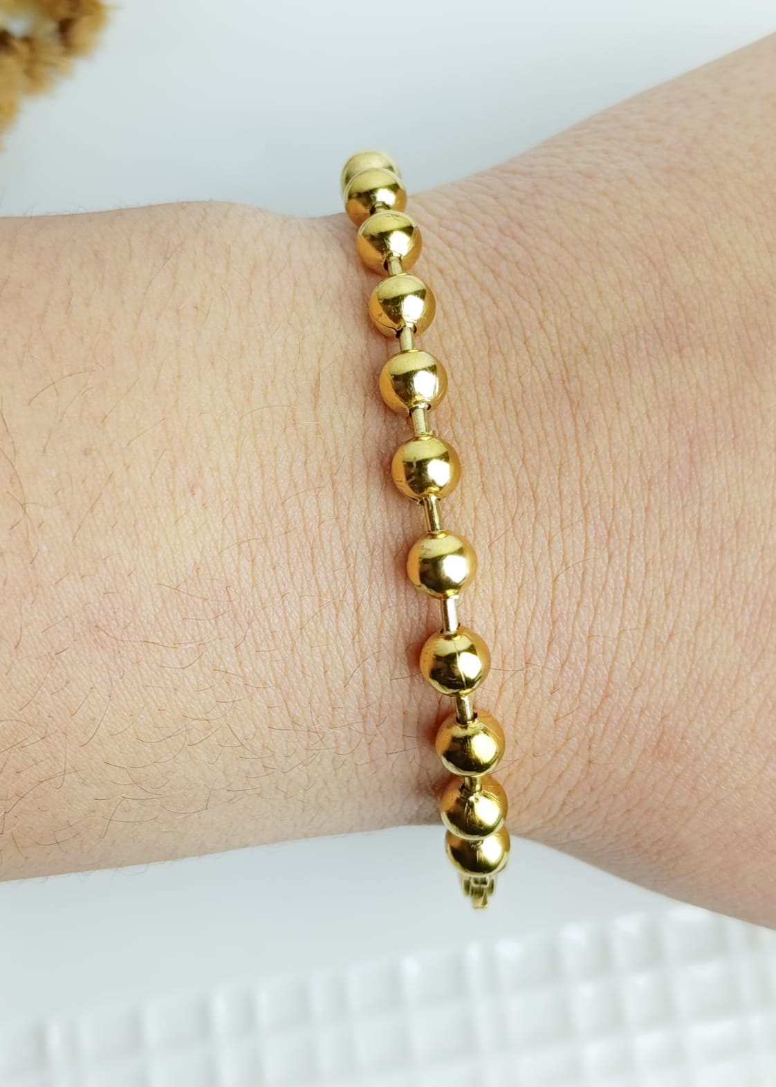 PULSERA DORADA CON DISEÑO DE BOLITAS