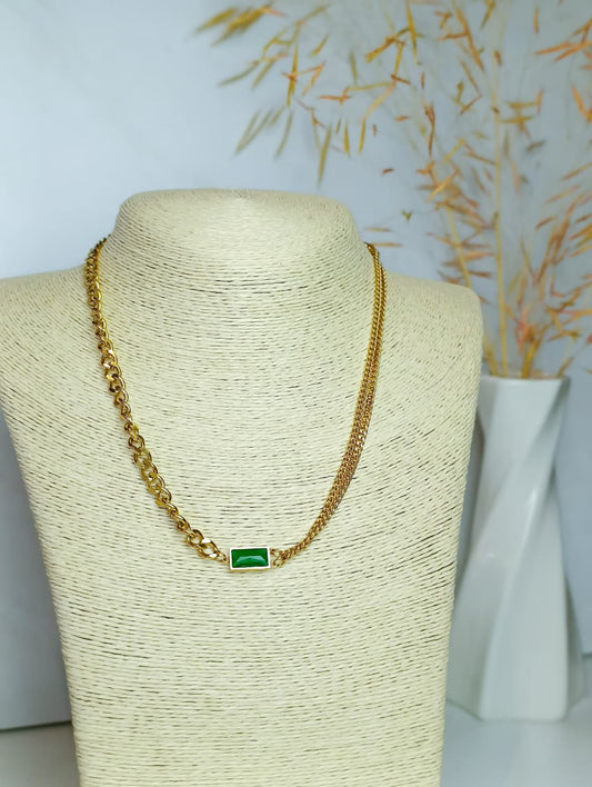 CADENA DORADA CON DIJE VERDE EN ACERO QUIRÚRGICO