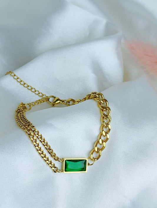 PULSERA DORADA CON DIJE VERDE EN ACERO QUIRÚRGICO