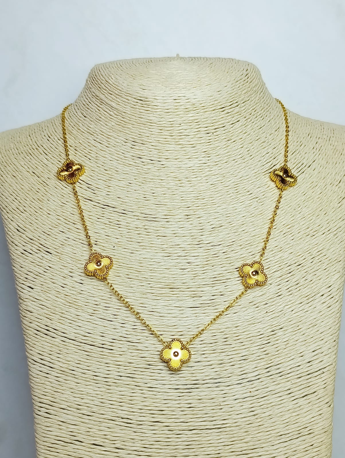 COLLAR DORADO TREBOL EN ACERO QUIRURGICO