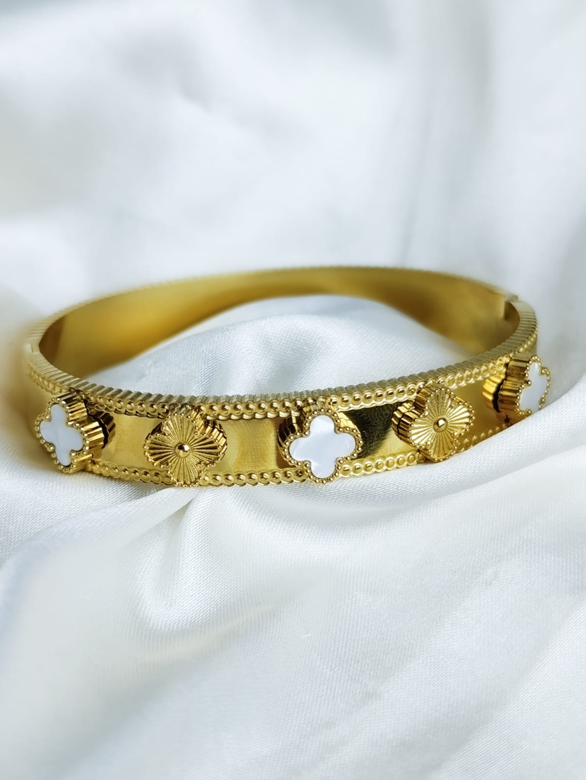 BRAZALETE EN ACERO QUIRURGICO TREBOL NACARADO