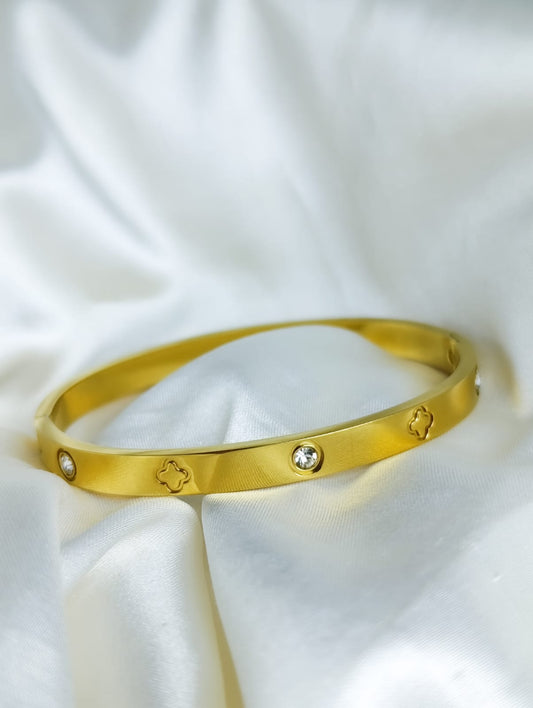 BRAZALETE DORADO CON DETALLES Y BRILLOS