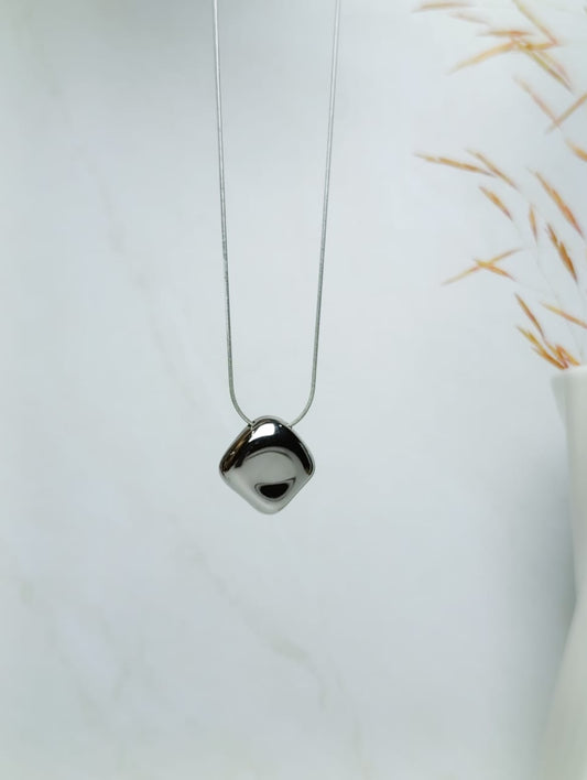 COLLAR PLATEADO EN ACERO QUIRURGICO