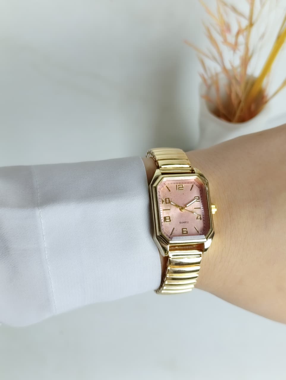 RELOJ DORADO CON PANTALLA ROSA EN ACERO