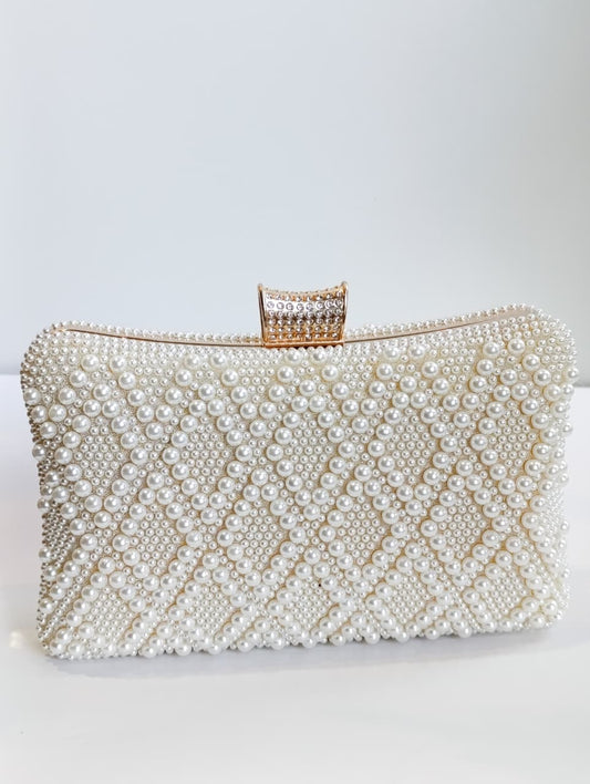 Clutch blanco con perlas y cadena desmontable