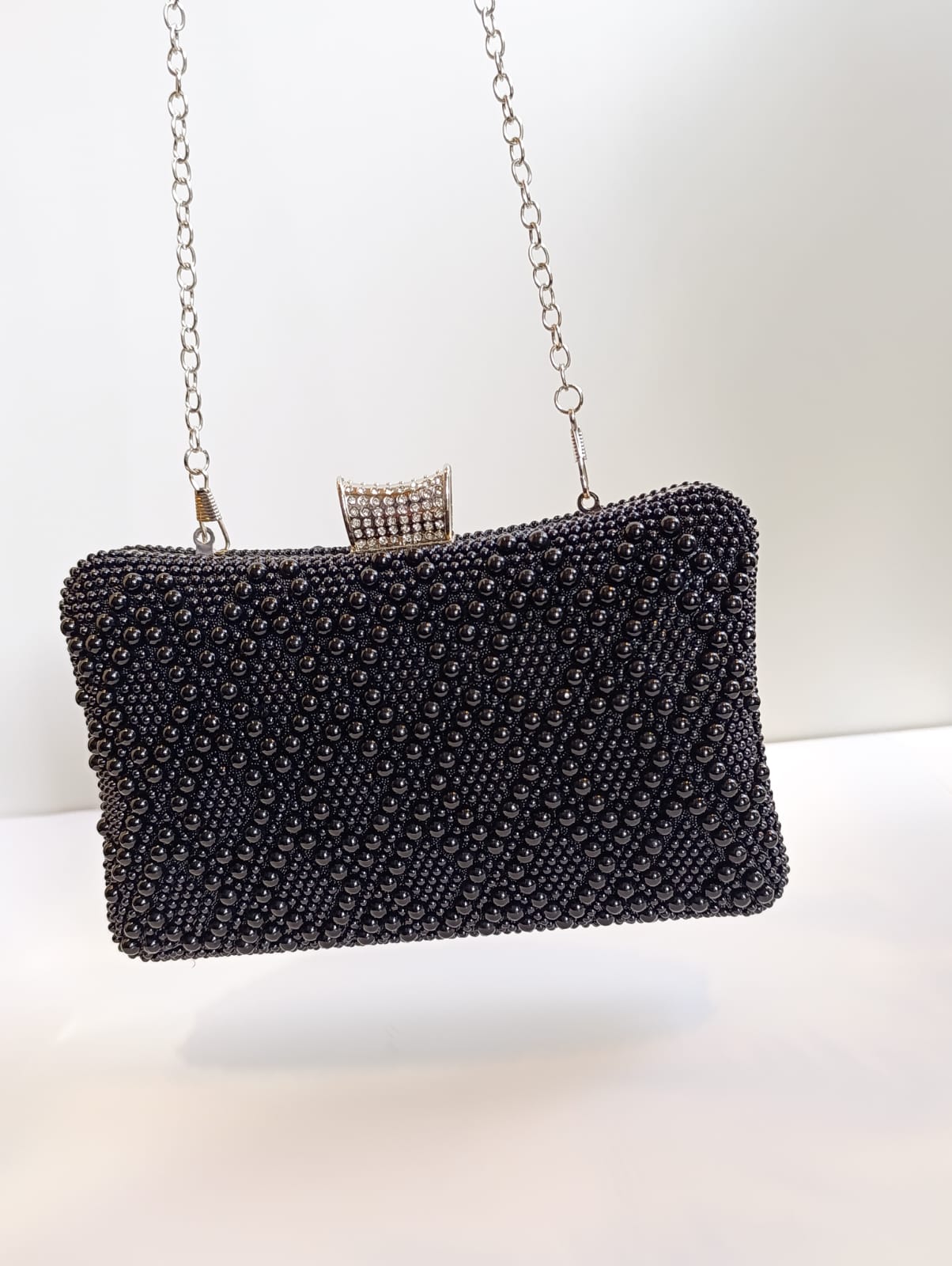 Clutch negro con perlas y cadena desmontable