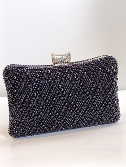 Clutch negro con perlas y cadena desmontable