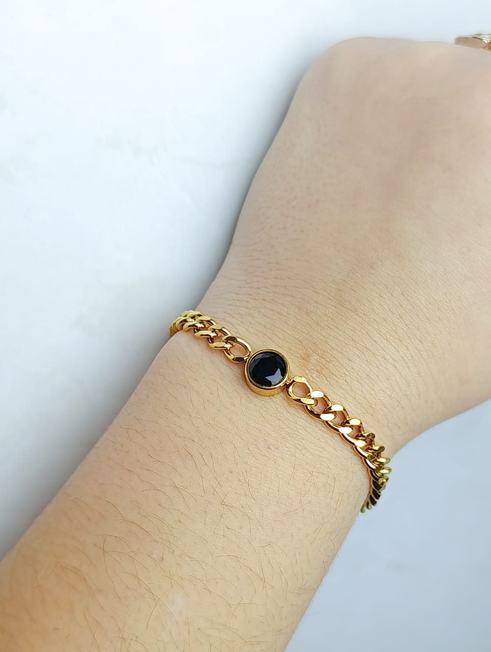 PULSERA DE ACERO QUIRURGICO CON DETALLE NEGRO