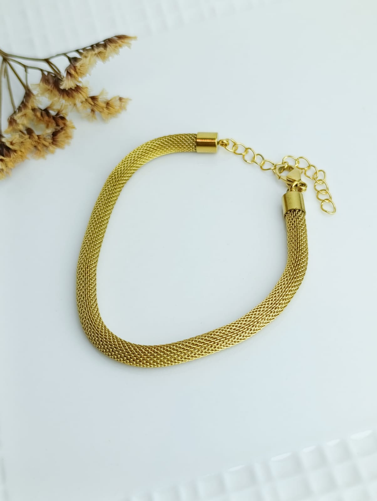 PULSERA DORADA TIPO MALLA EN ACERO QUIRURGICO