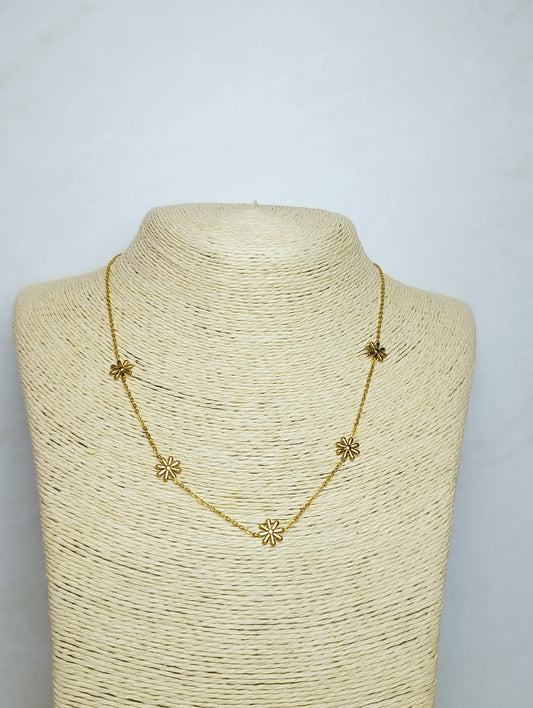 COLLAR FLORCITAS DORADAS EN ACERO QUIRURGICO