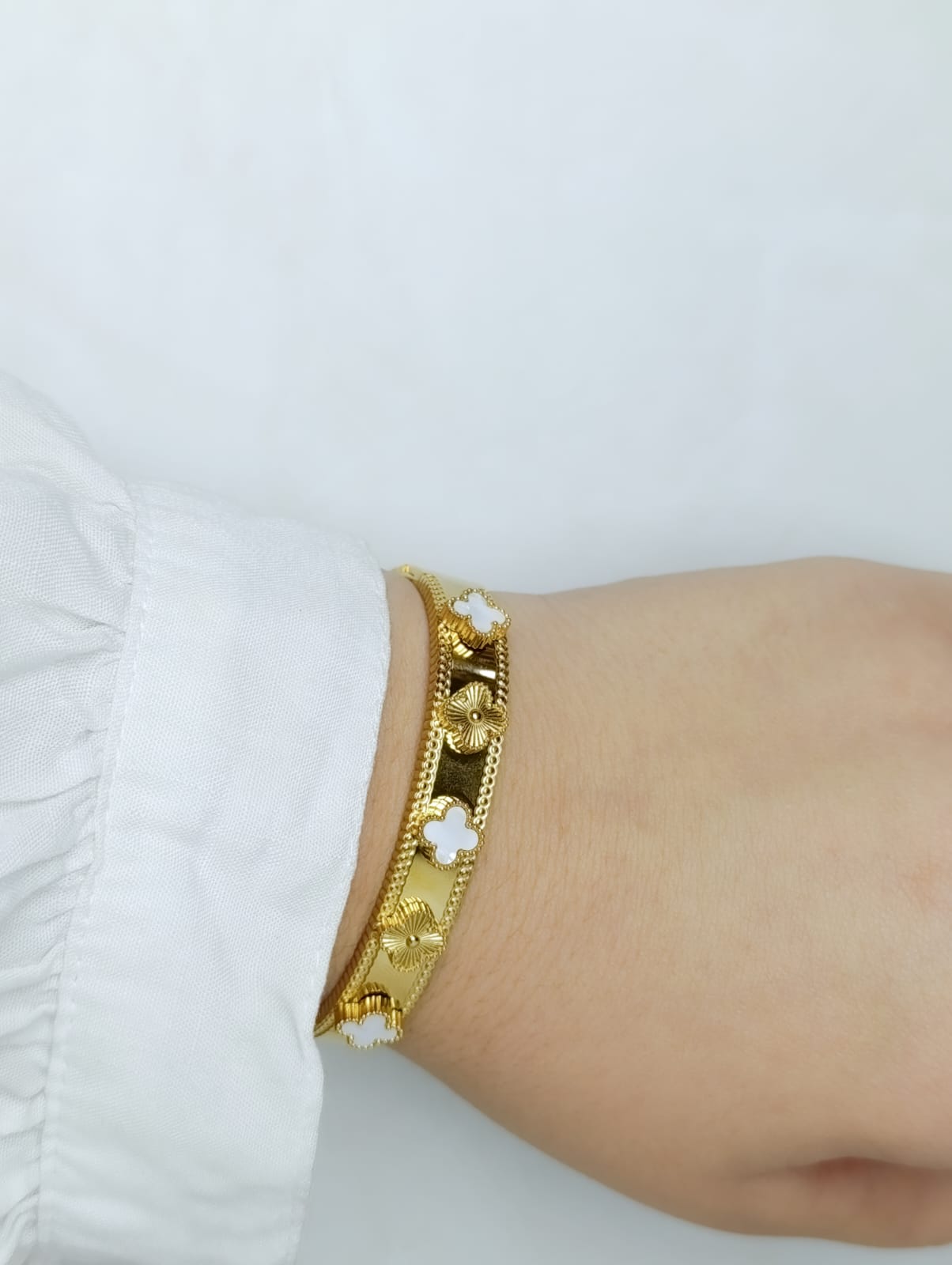 BRAZALETE EN ACERO QUIRURGICO TREBOL NACARADO